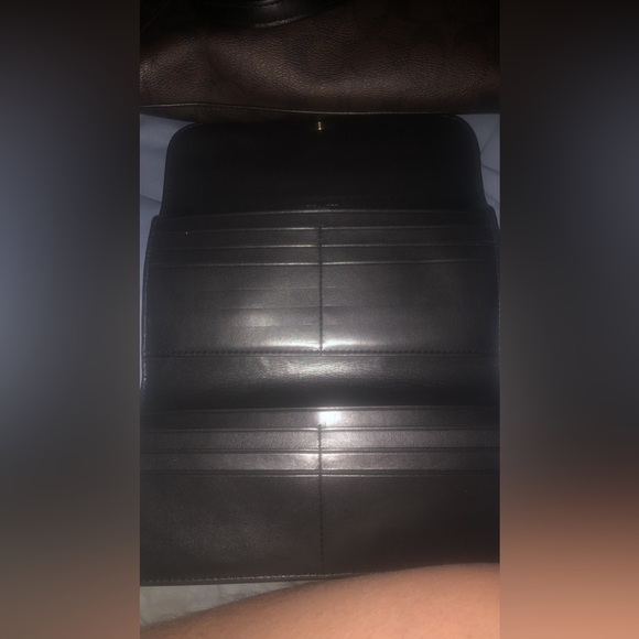 Medium Coach purse comes with matching wallet - Picture 6 of 6